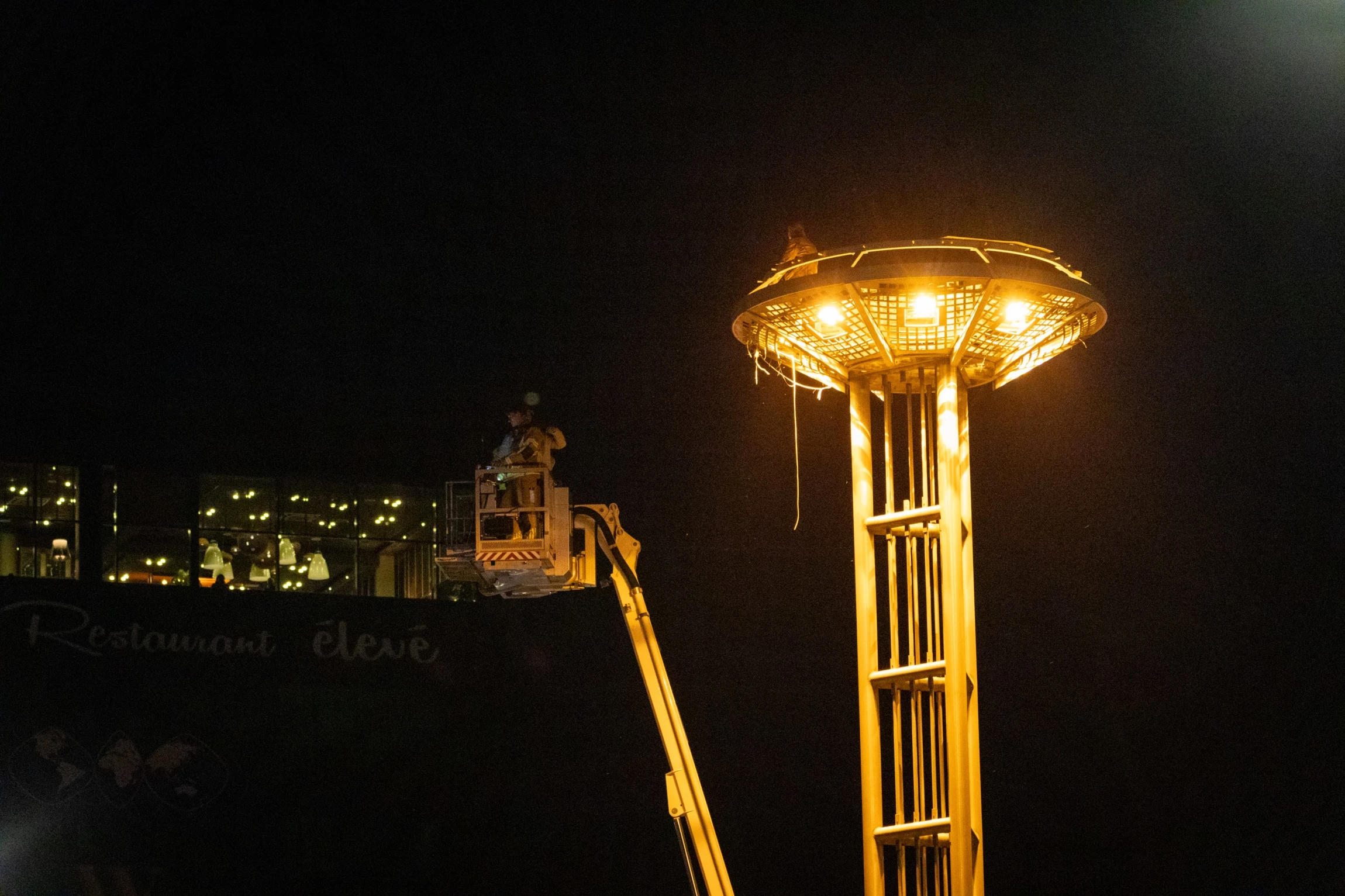 Verwarde man klimt in metershoog kunstwerk Leeuwarden