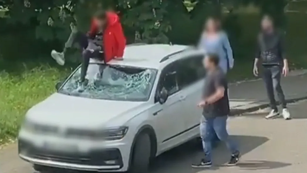 18-jarige Duitser gaat door het lint en vernielt auto tijdens dagje uit in Gelderland