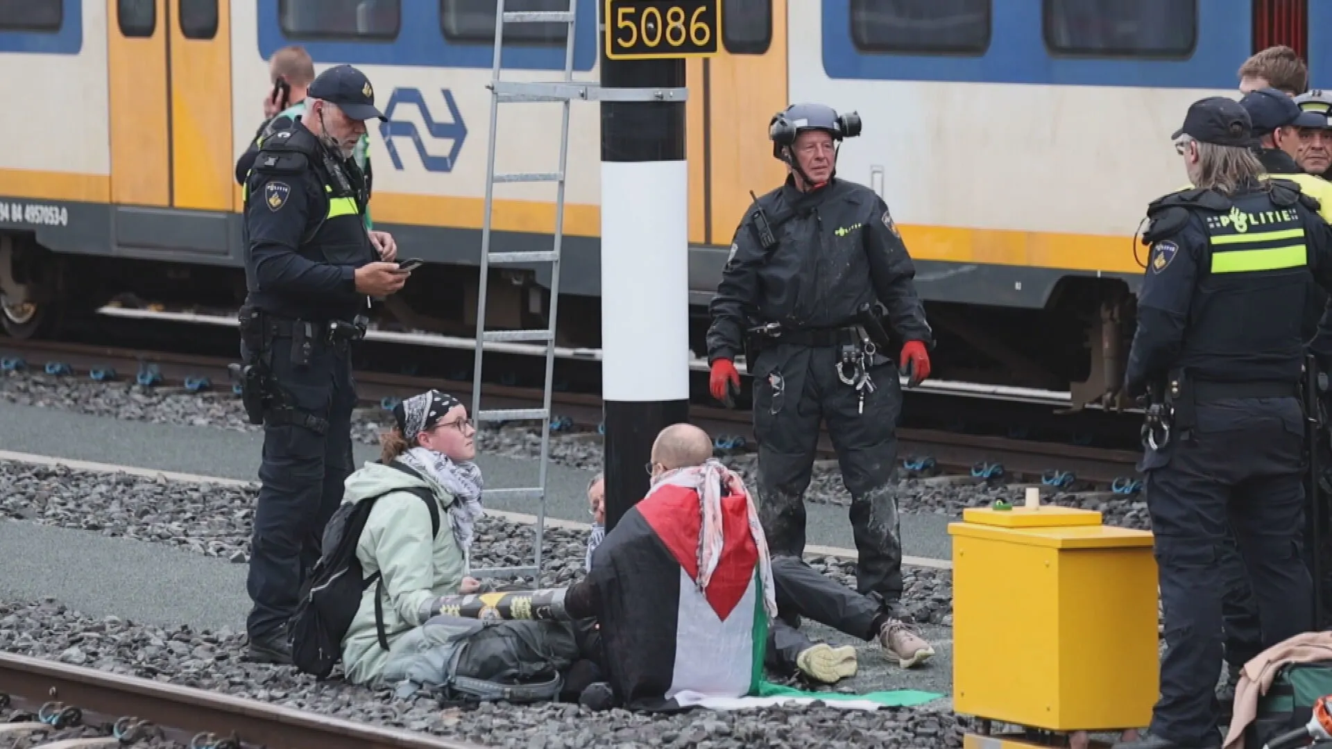 Treinverkeer Den Haag Centraal komt weer op gang, vijf demonstranten opgepakt
