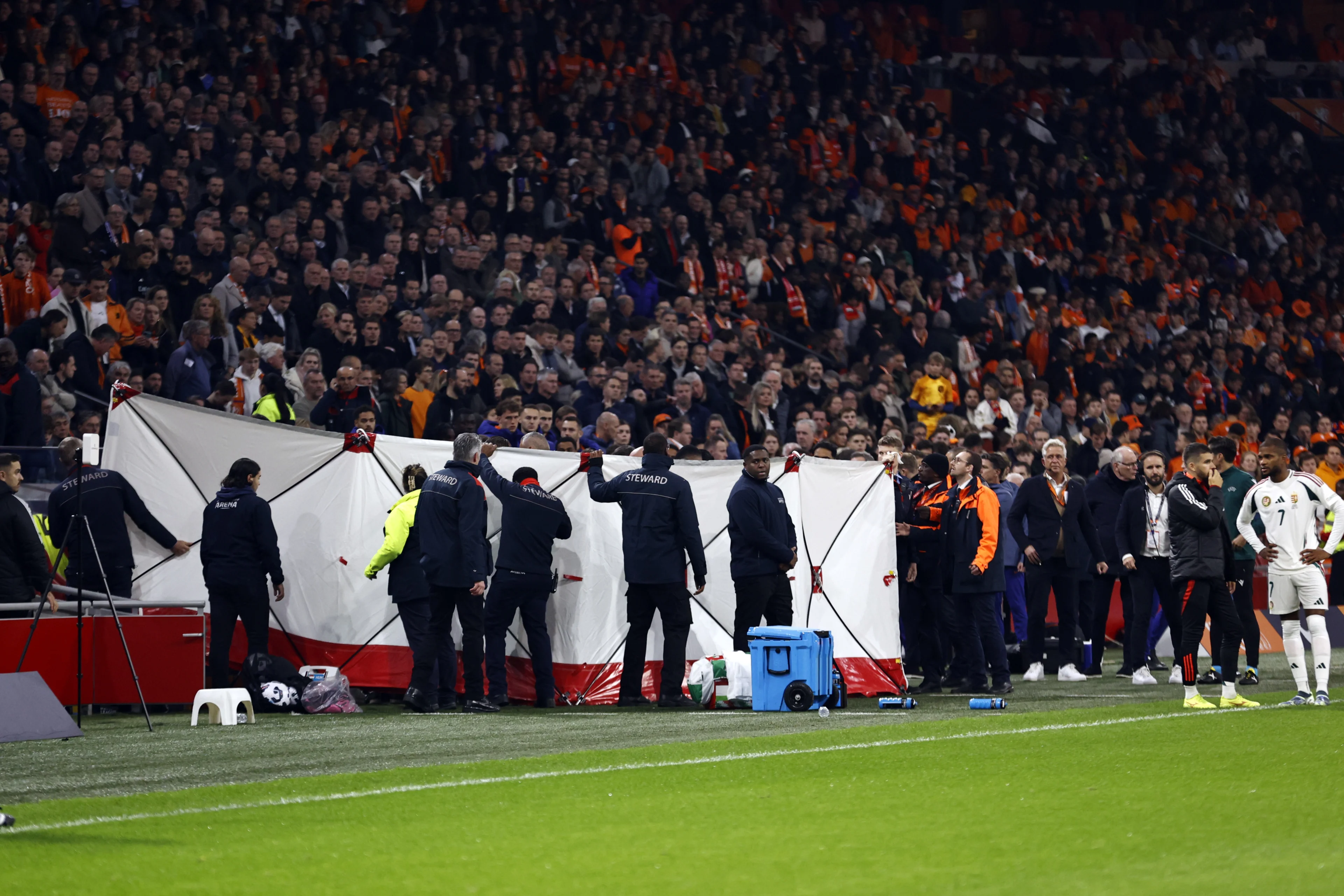 Duel Oranje kort onderbroken om medische redenen op Hongaarse bank