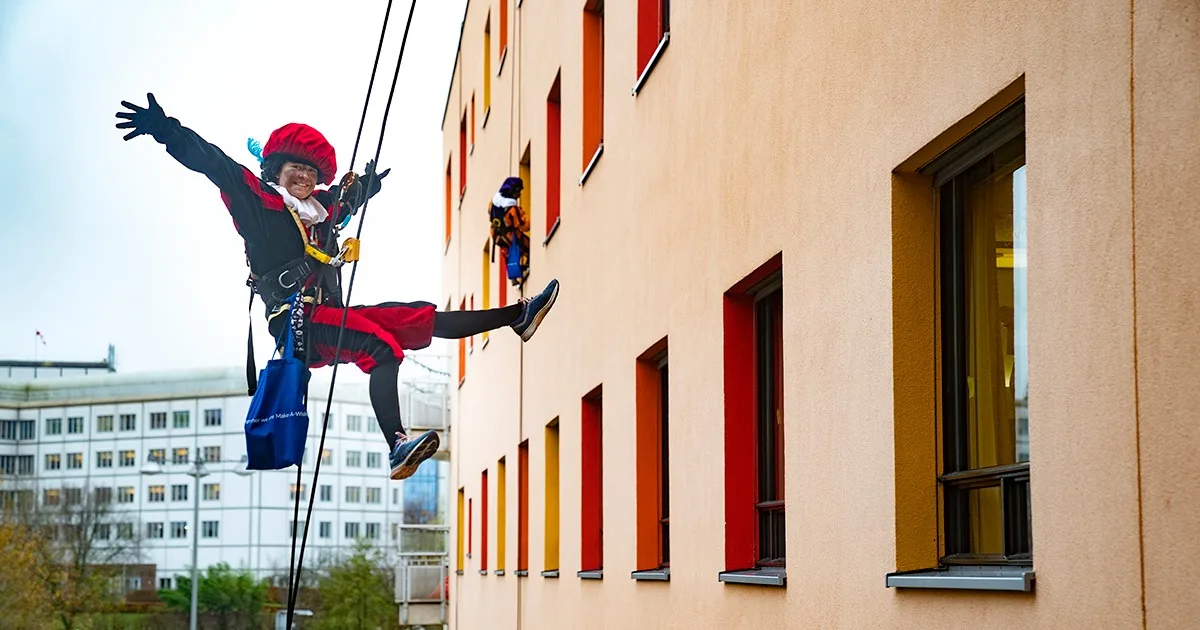 Abseilende Pieten vermaken zieke kinderen in Wilhelmina Kinderziekenhuis