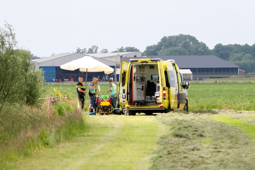 Parachutist raakt ernstig gewond tijdens mislukte landing bij vliegveld Teuge
