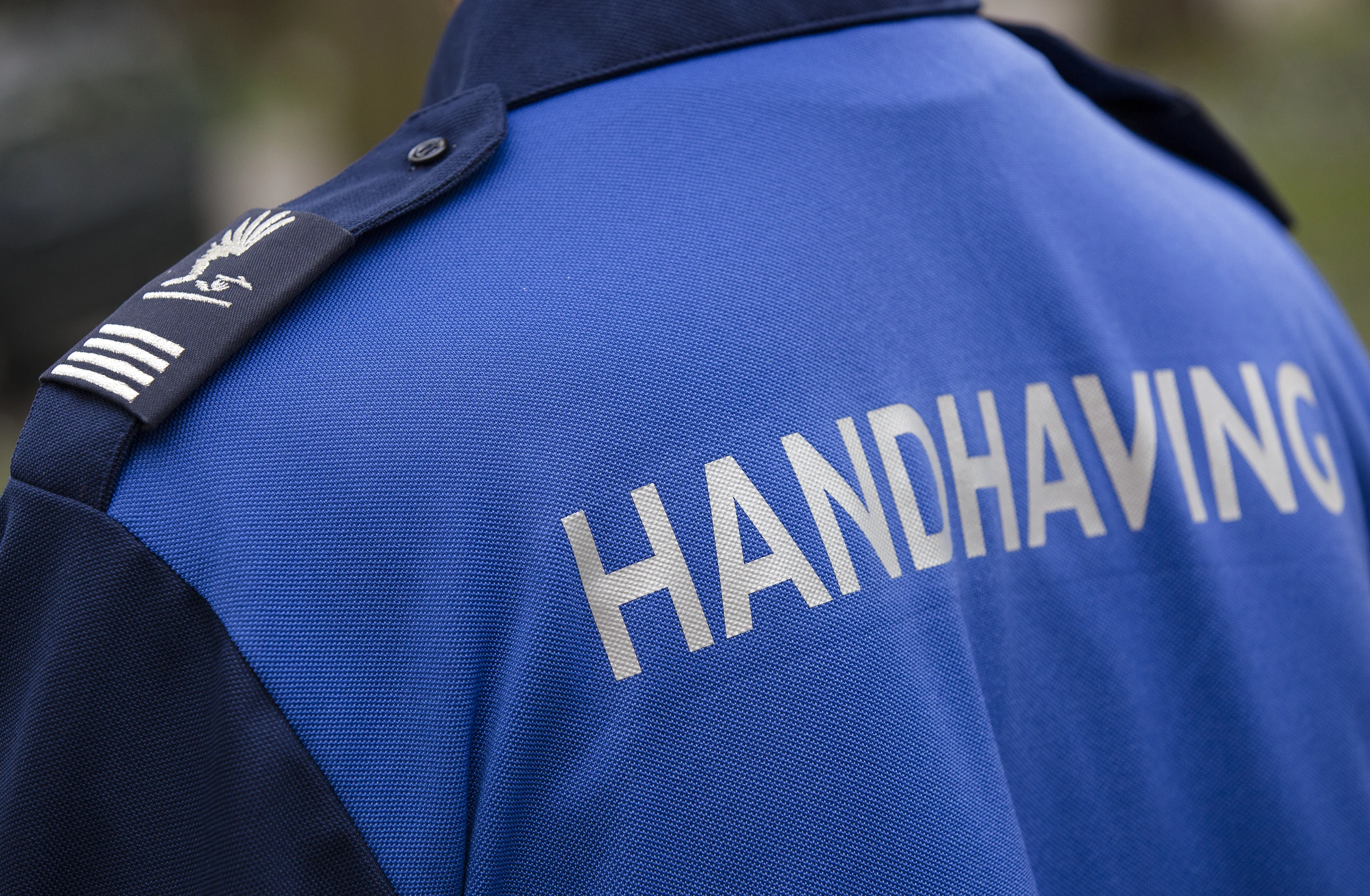 Man slaat handhaver die groep mannen aansprak op coronamaatregel in Roosendaal