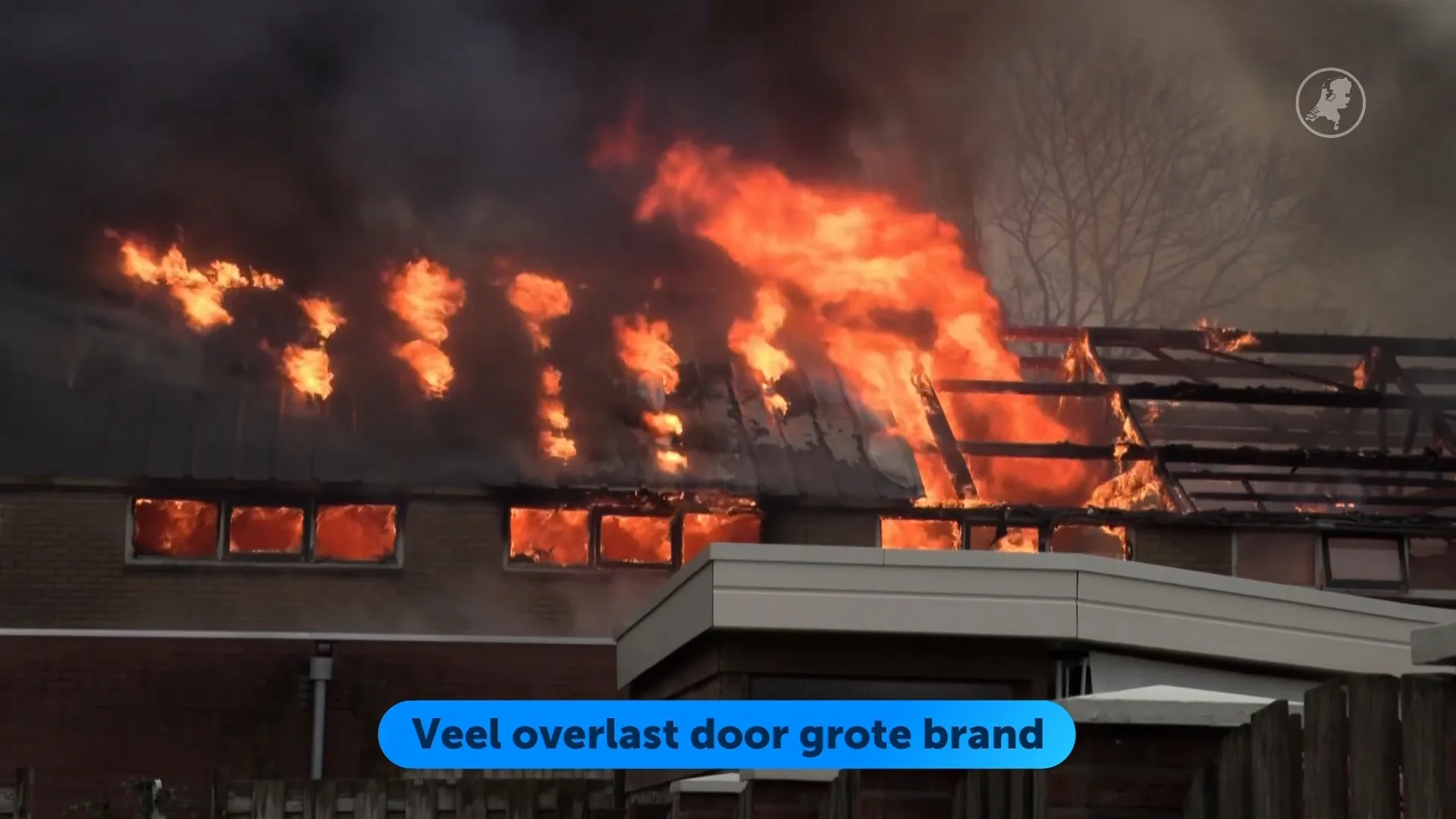 Basisschool ontruimd en huis ingestort na brand in Gelders dorp Halle