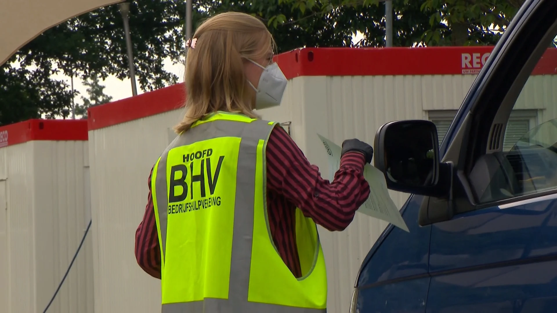 Hoesten en een loopneus? Kwart Nederlanders gaat gewoon naar buiten bij milde coronaklachten