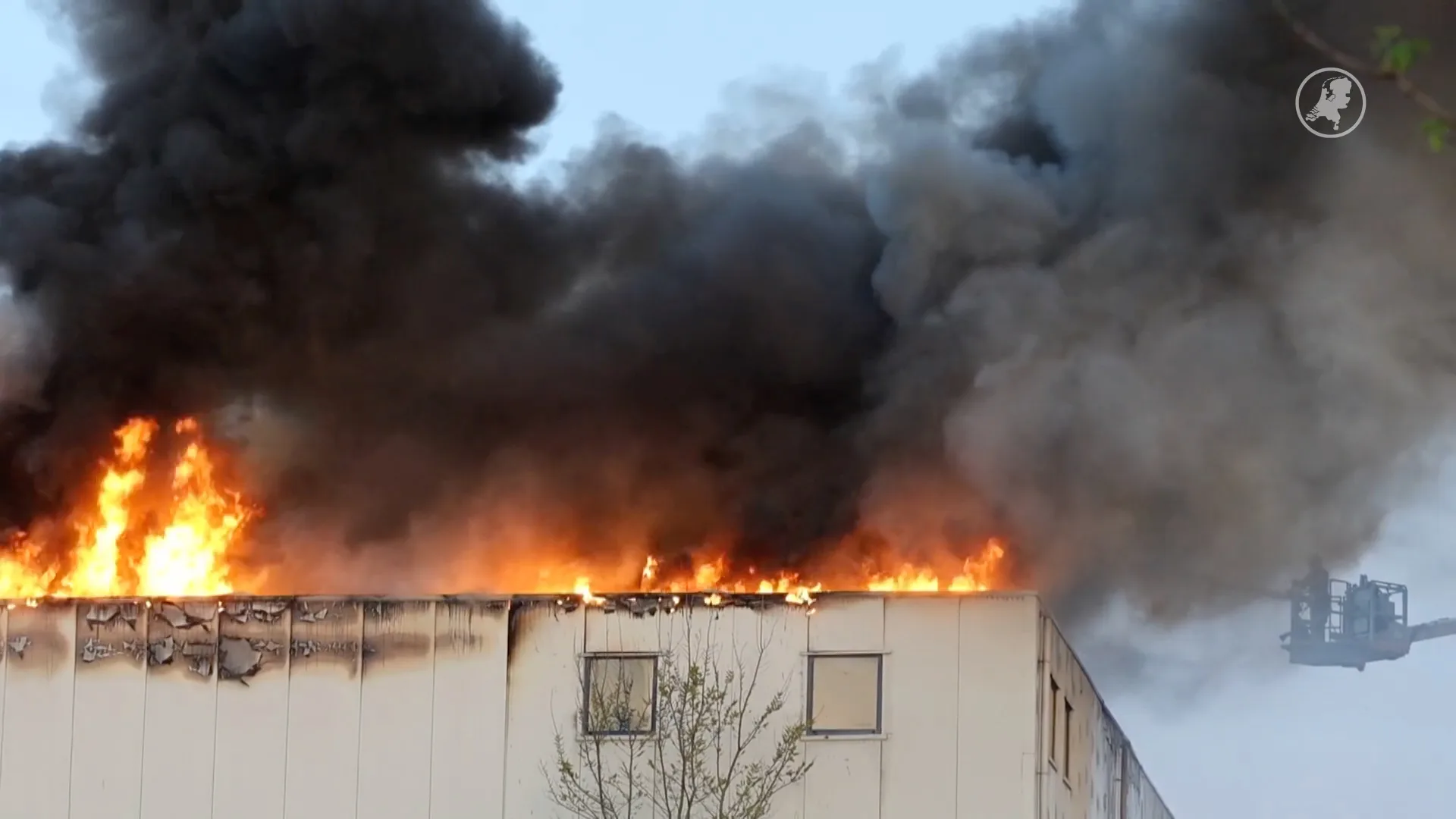 Grote brand in bedrijfspand Zoetermeer