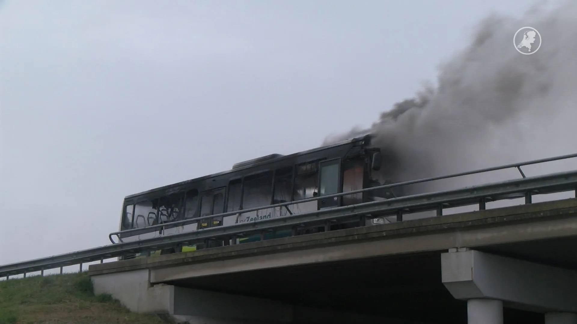 Lijnbus vliegt in brand tijdens rit op A58 in Nieuw- en Sint Joosland