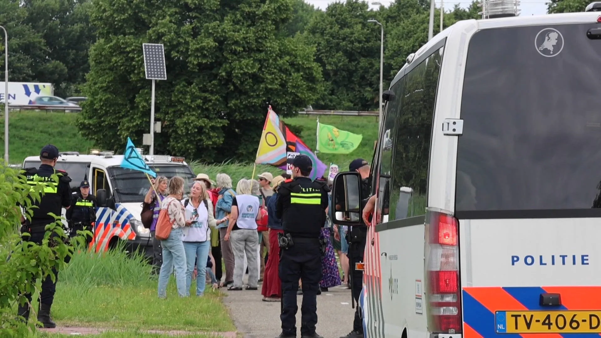 Klimaatdemonstranten XR proberen bij Laagraven A12 te betreden