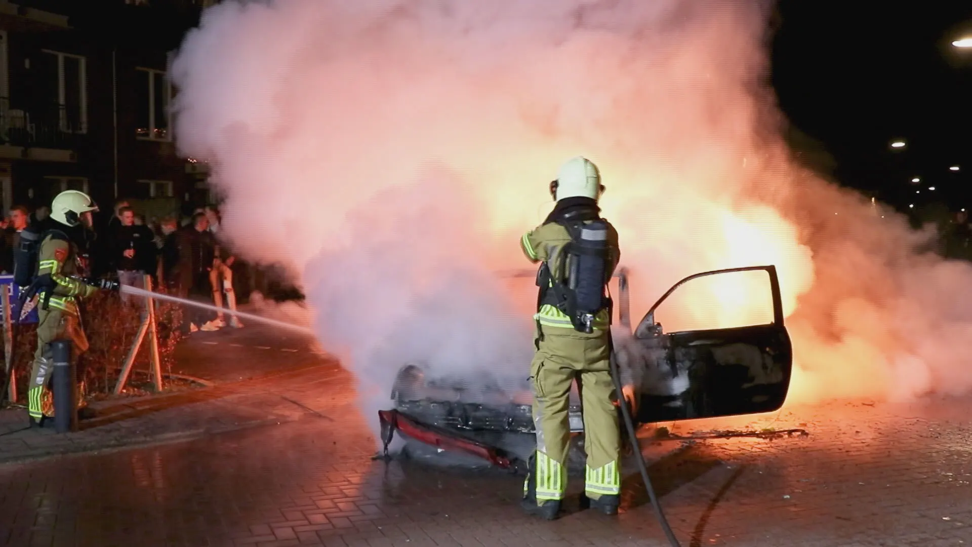 Brandweer rukt uit voor autobrand op beruchte kruising in Veen