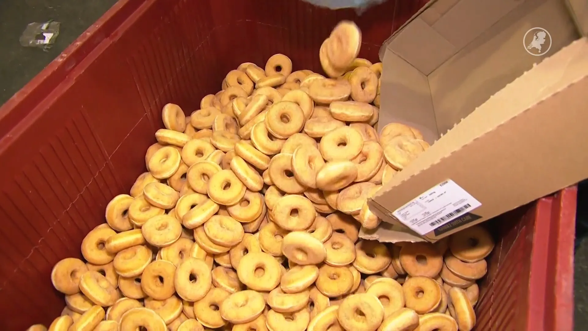 Feestmaaltje voor varkens: misvormde speculaas, snoep en donuts verwerkt tot voer