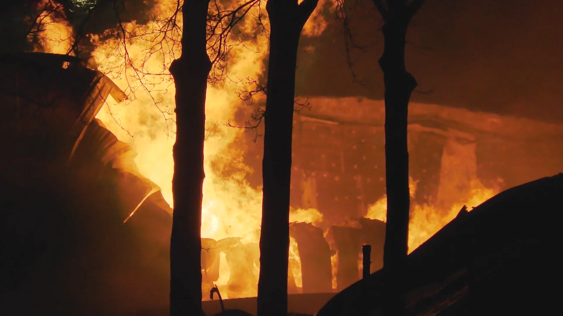 Grote brand in loodsen in Oosterwolde, bewoners geëvacueerd