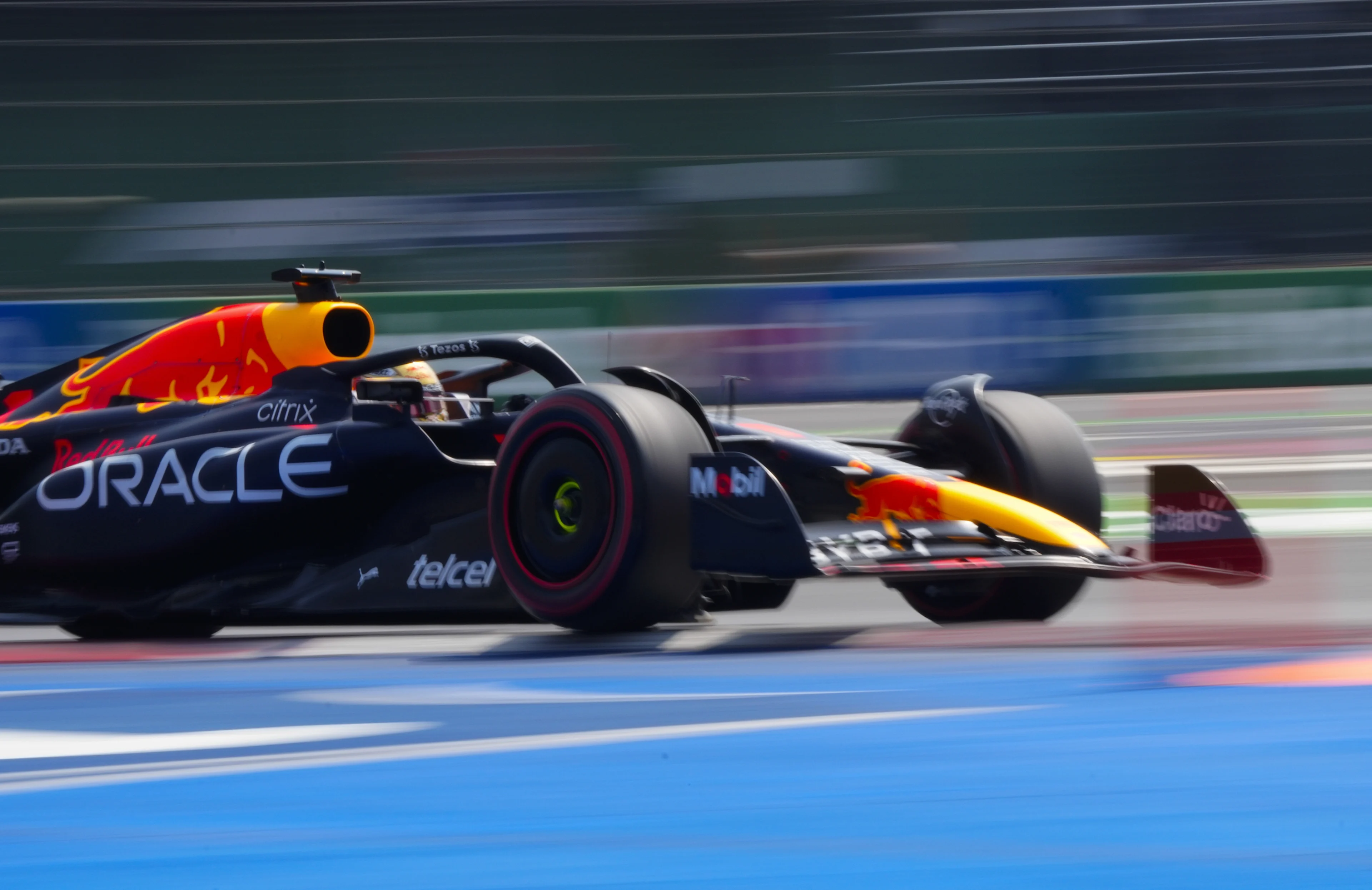 Max Verstappen verovert poleposition in Grote Prijs van Mexico