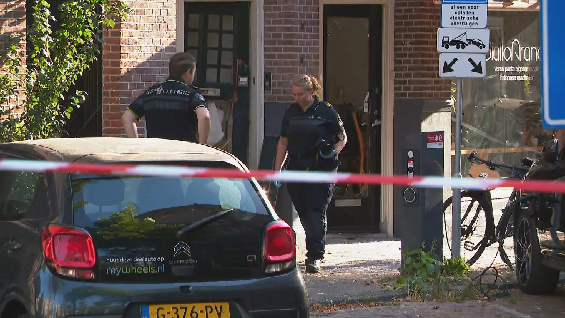 Explosie in Amsterdam verwoest voordeur en ruiten, buurt in shock: 'Het hele huis schudde'