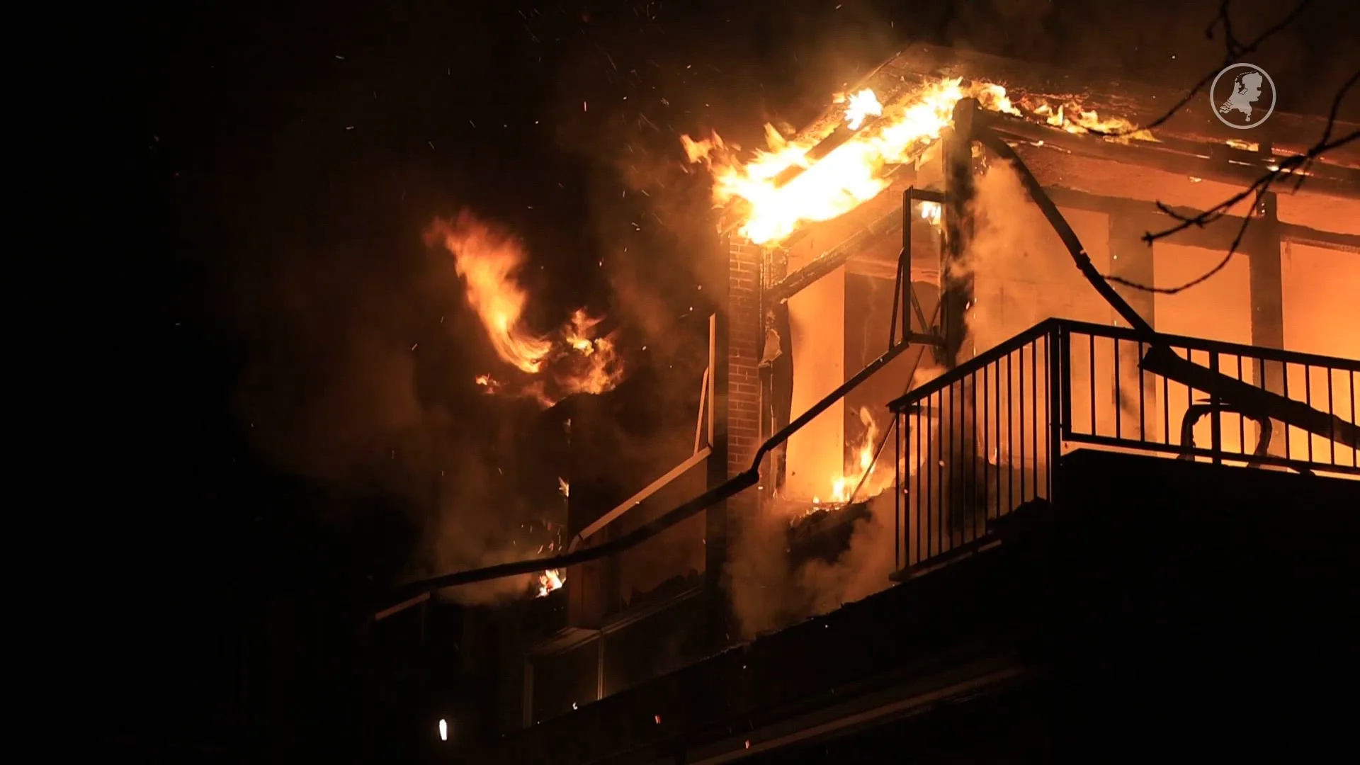 Grote brand in Delft, meerdere woningen ontruimd