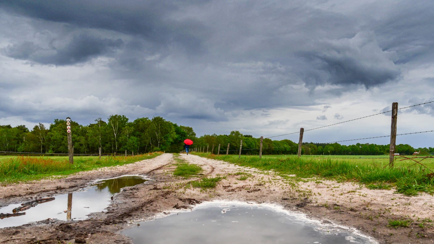 Lenteweer blijft uit: zondag met stevige regen- en onweersbuien