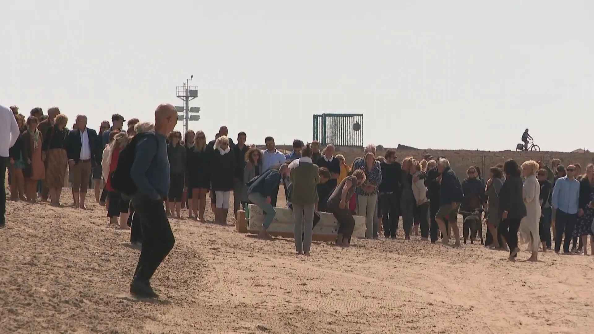 Indrukwekkend afscheid van omgekomen surfers Joost en Sander op strand van Scheveningen