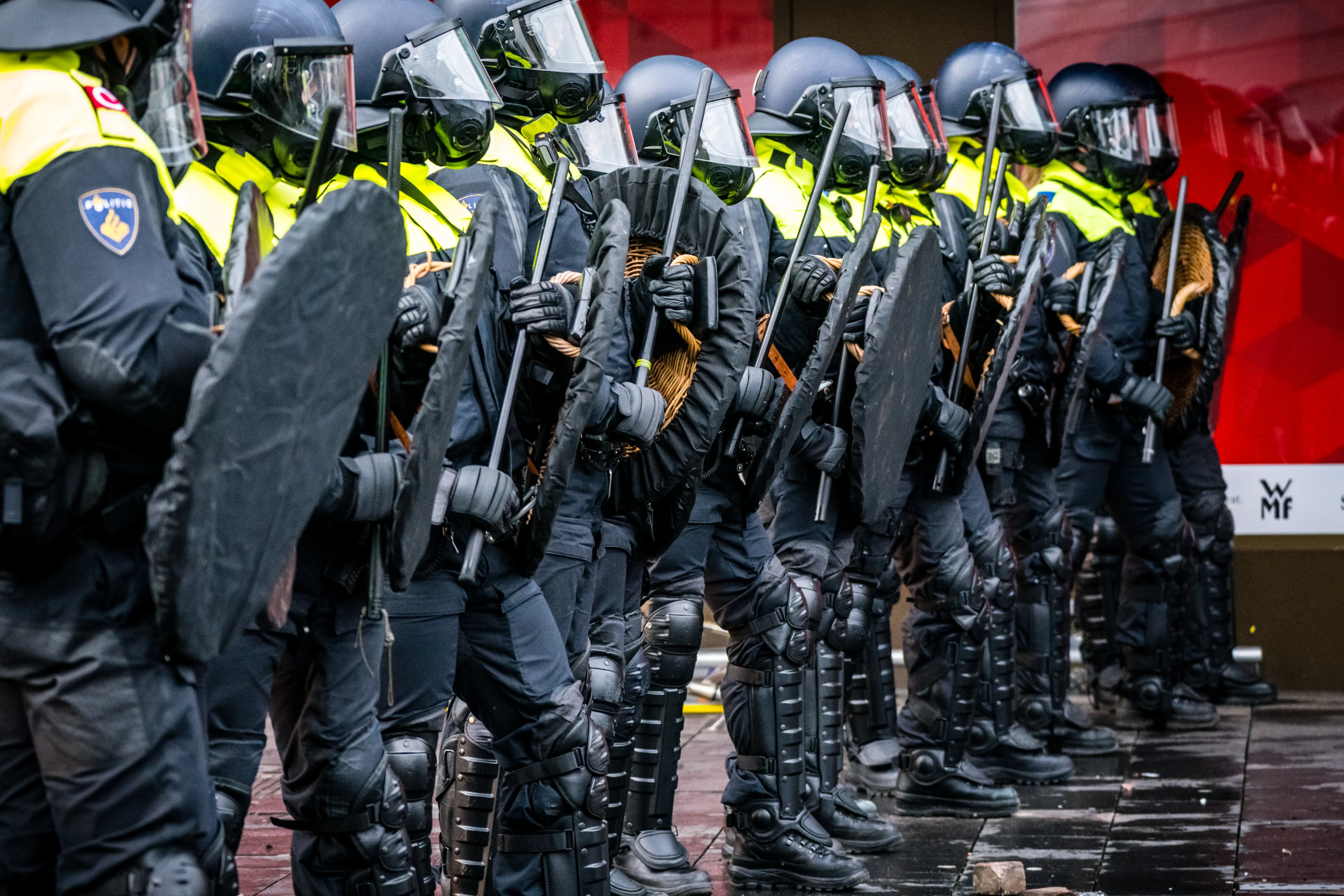 Dertien ME'ers besmet met corona tijdens inzet avondklokrellen