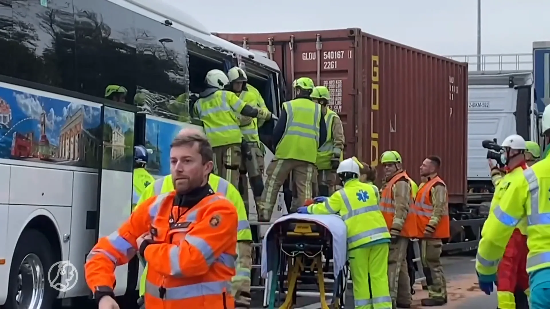 Meerdere gewonden na crash tussen Nederlandse touringcar vol ouderen en vrachtwagen in België 
