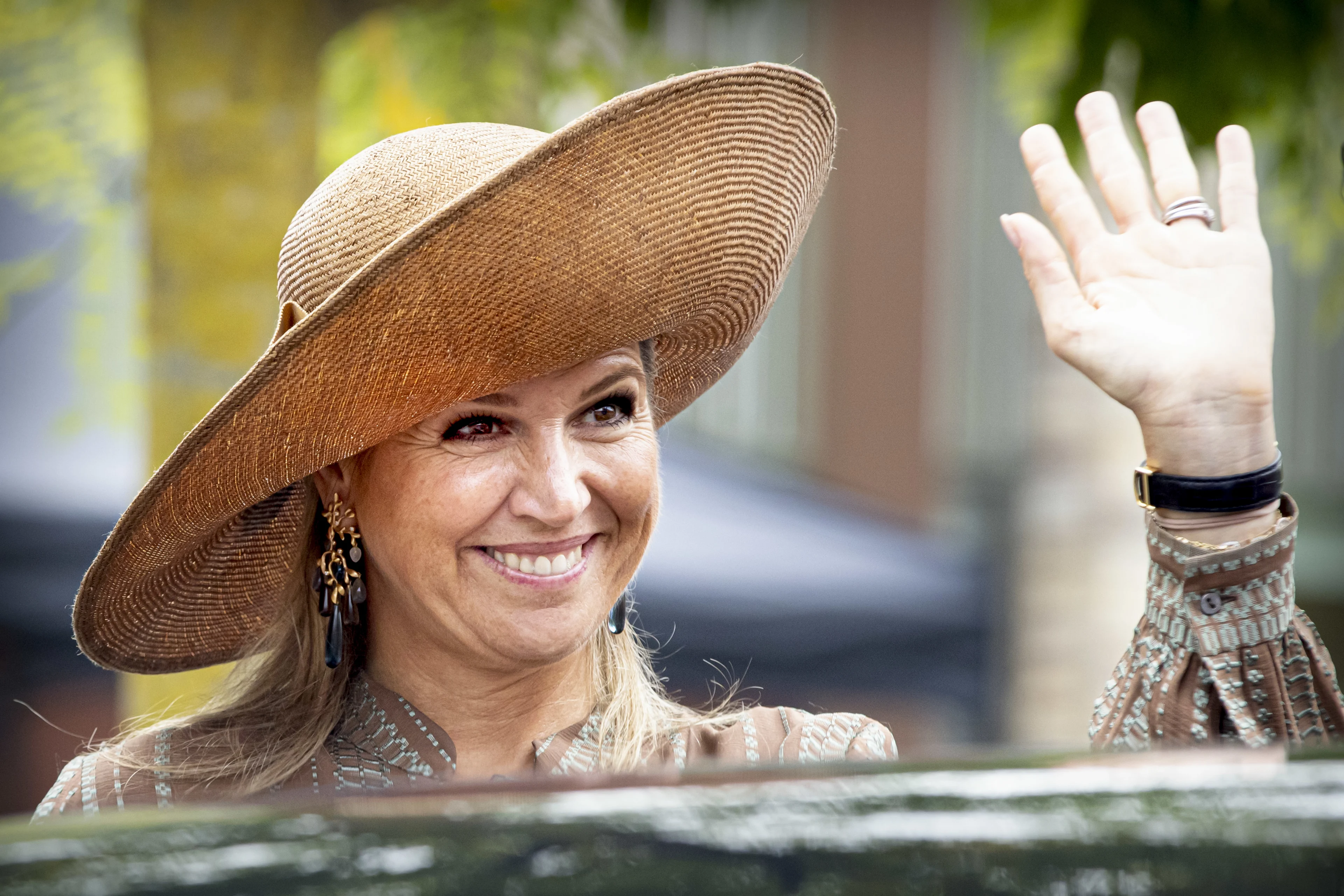 Koningin Máxima heeft haar hand gebroken, hand is gespalkt