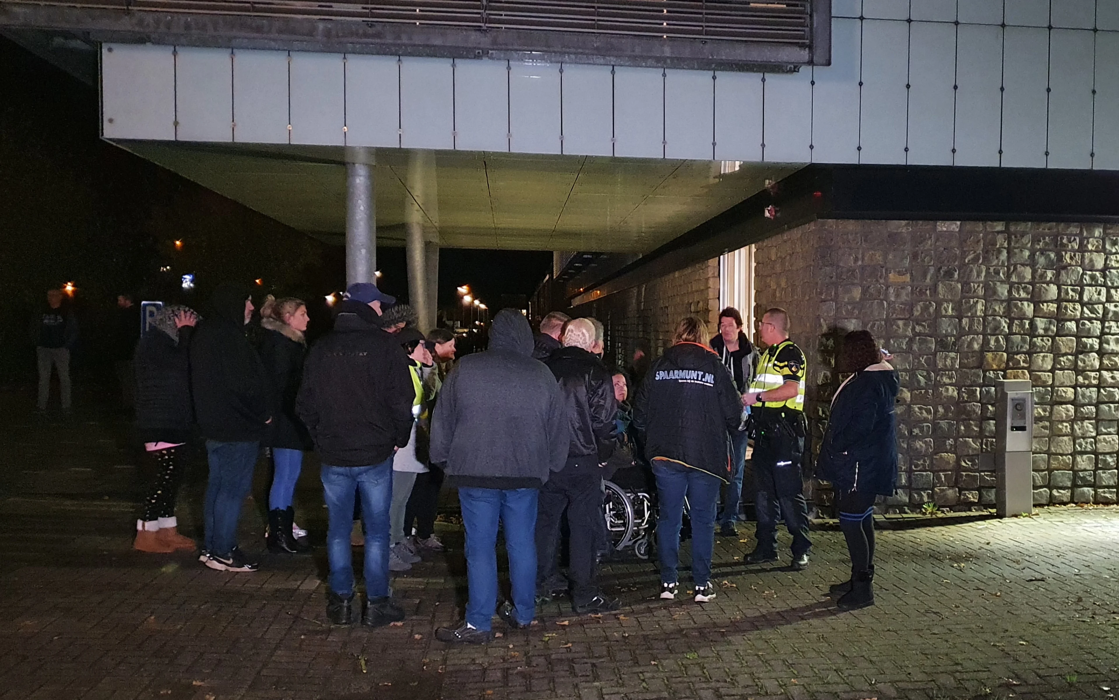 Tientallen demonstranten bij politiebureau om Jan Huzen vrij te krijgen
