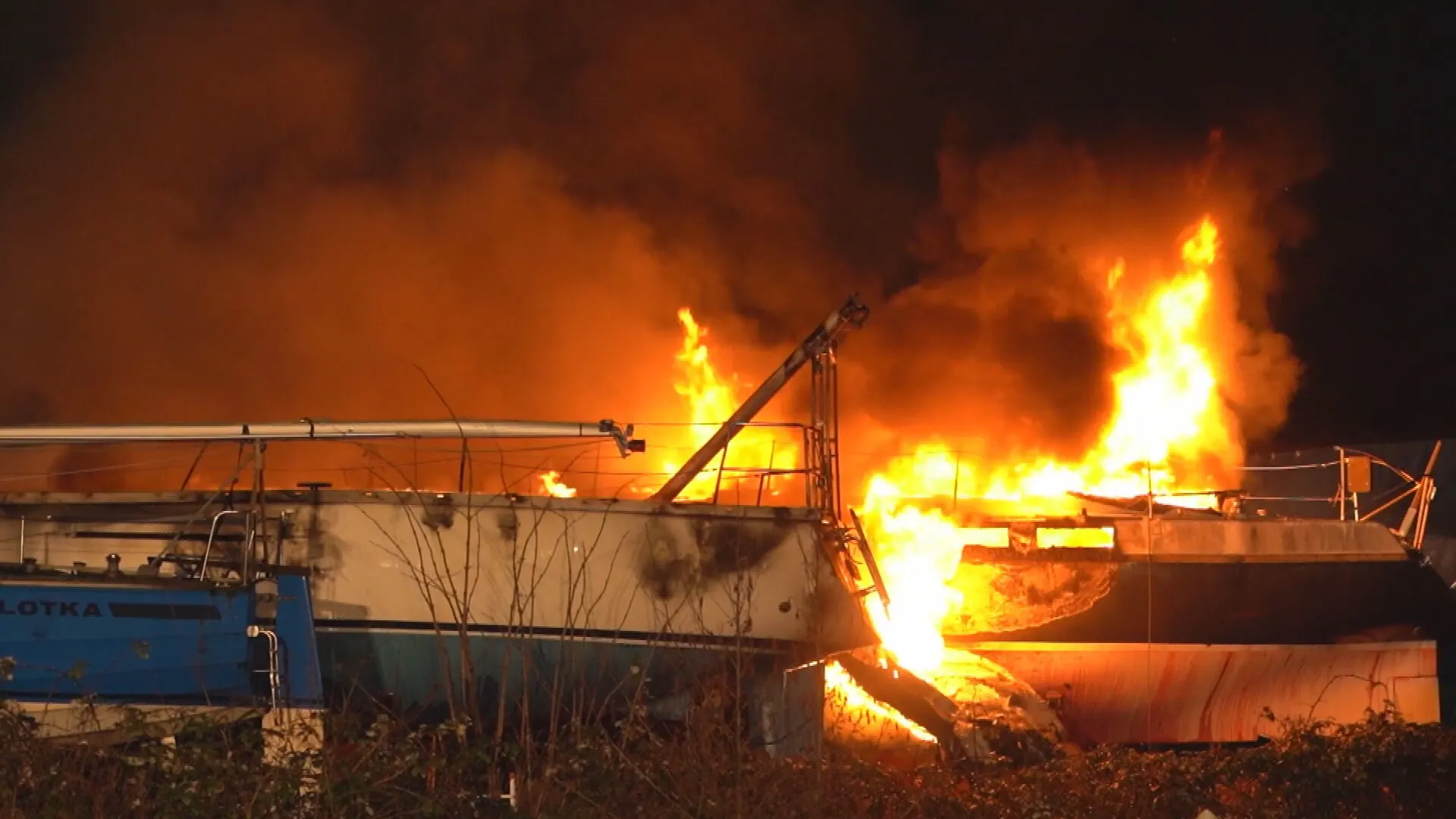 Grote brand op scheepswerf Arnhem: zeker drie jachten verwoest