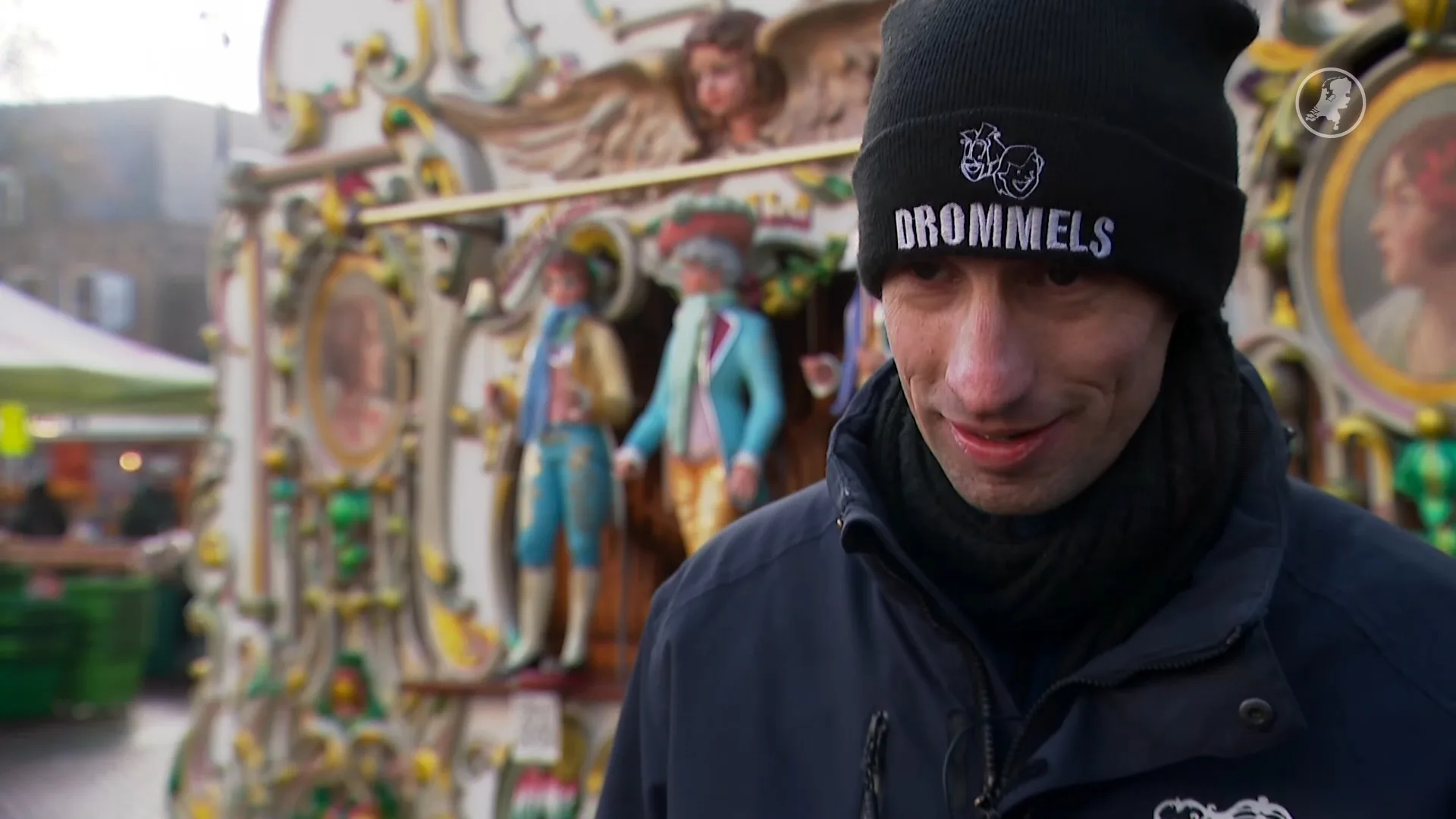 Mishandelde orgeldraaier Robin (33) keert terug op markt in Apeldoorn