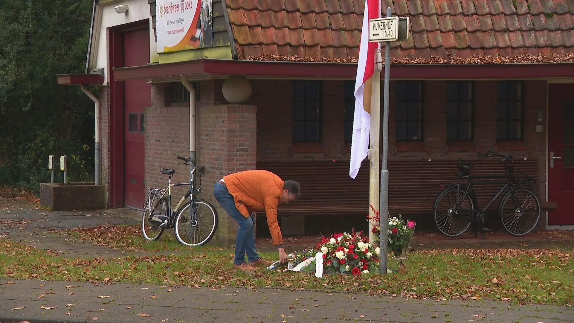 Bloemen voor omgekomen brandweerman Den Dolder: 'Kan elke brandweerman overkomen'