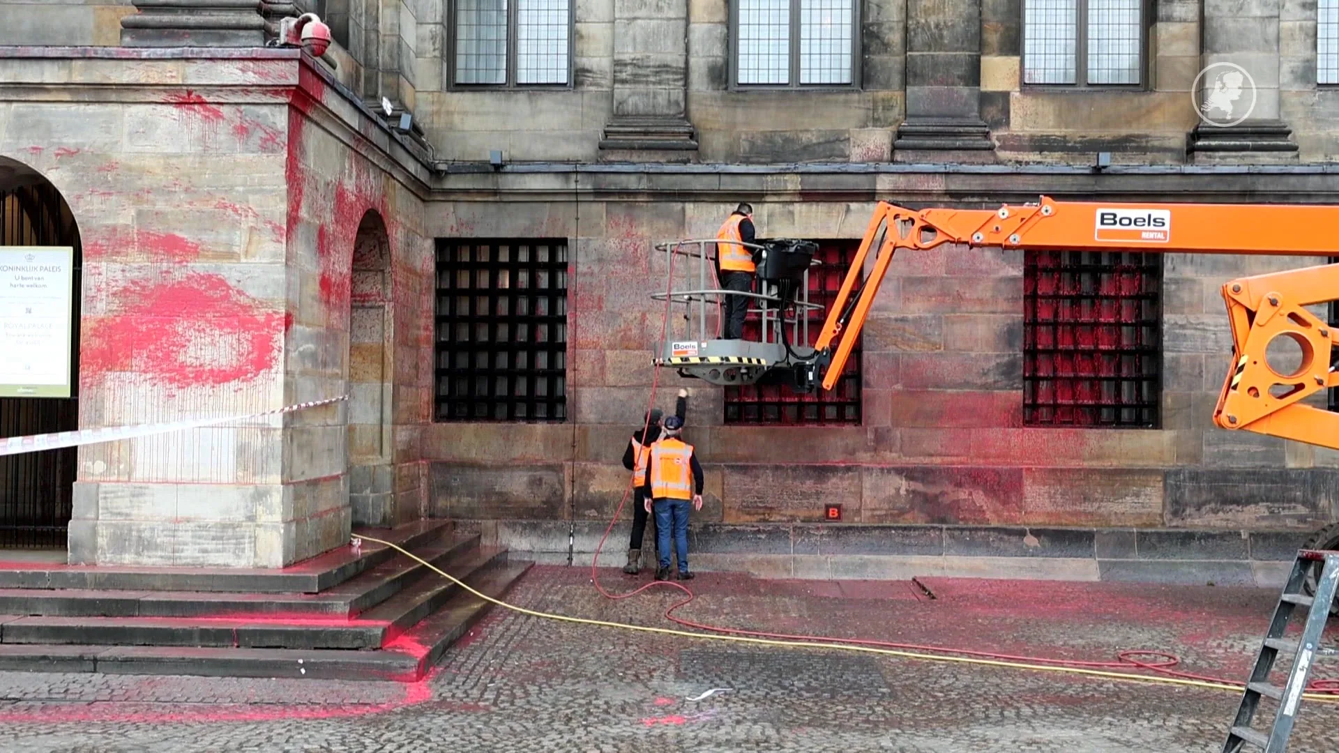 Koninklijk Paleis op de Dam beklad met rode verf