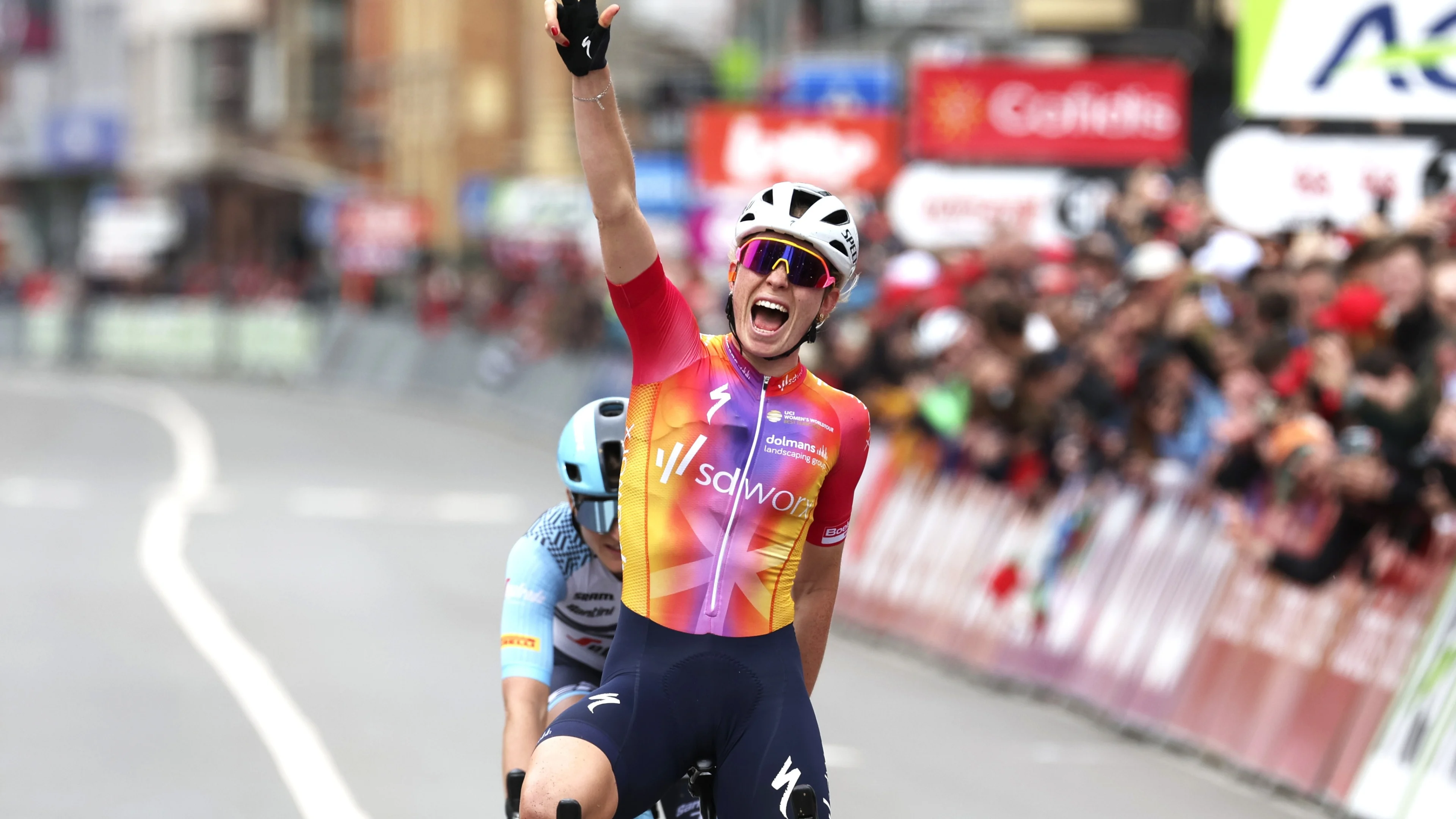 Wielrenster Demi Vollering voltooit uiterst zeldzame trilogie