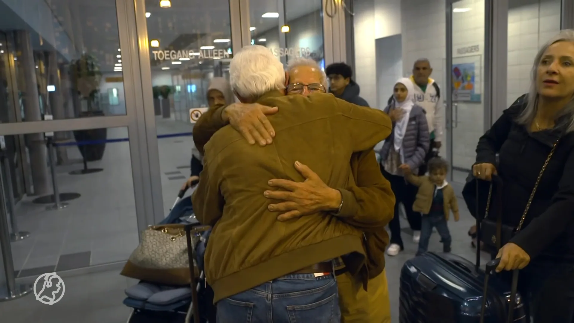 Dikke knuffels op vliegveld na aankomst Nederlanders uit Libanon: 'Het is gelukt!'