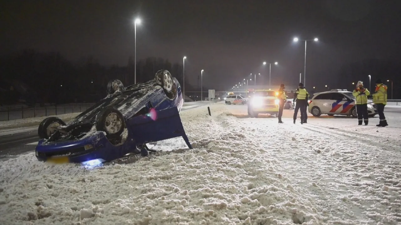 Bestuurder met drugs in de auto slaat over de kop en vlucht op A12