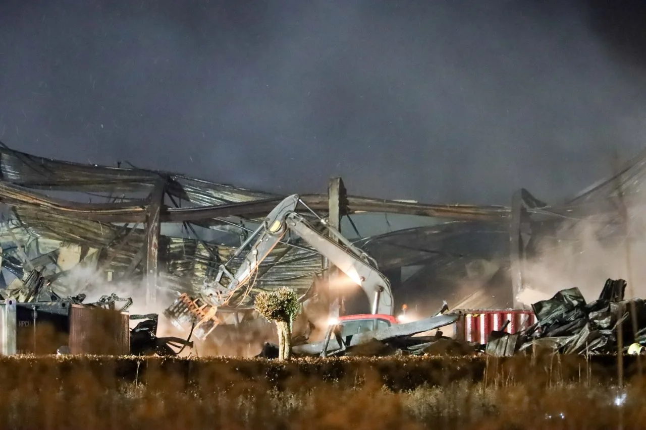 Pand Mondial Pack in Enschede volledig verwoest door zeer grote brand