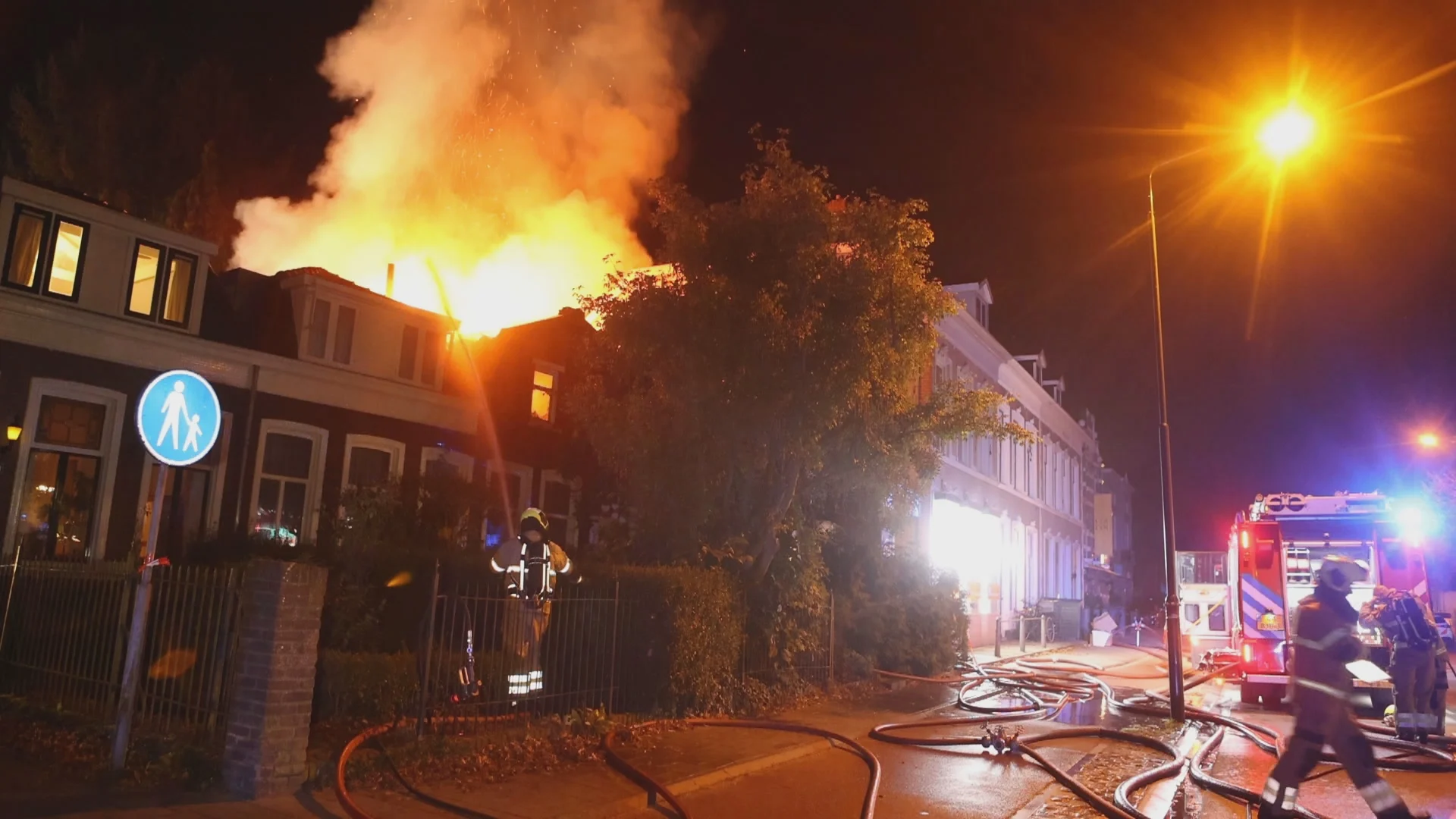Brand in rijtjeshuis Vught, bewoonster mogelijk nog in het huis