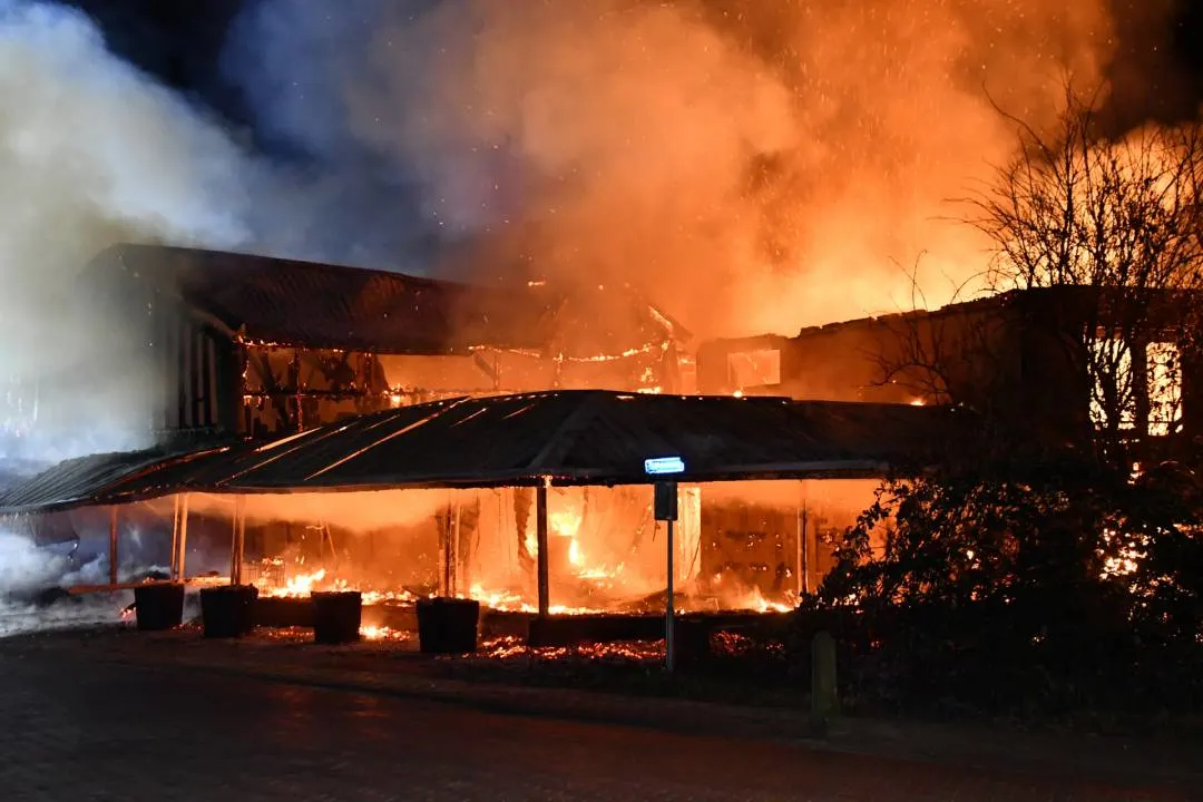 Vlammenzee verwoest winkelpand in Ovezande