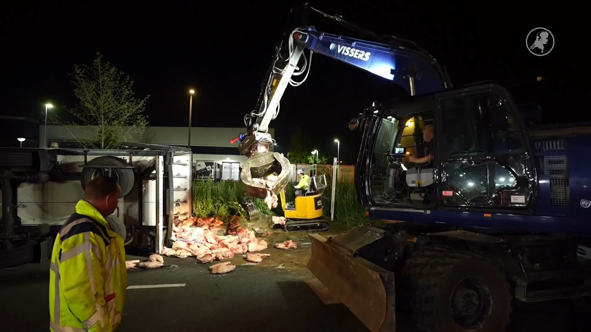 Gekantelde truck met varkensvlees zorgt voor urenlange afsluiting in Eindhoven