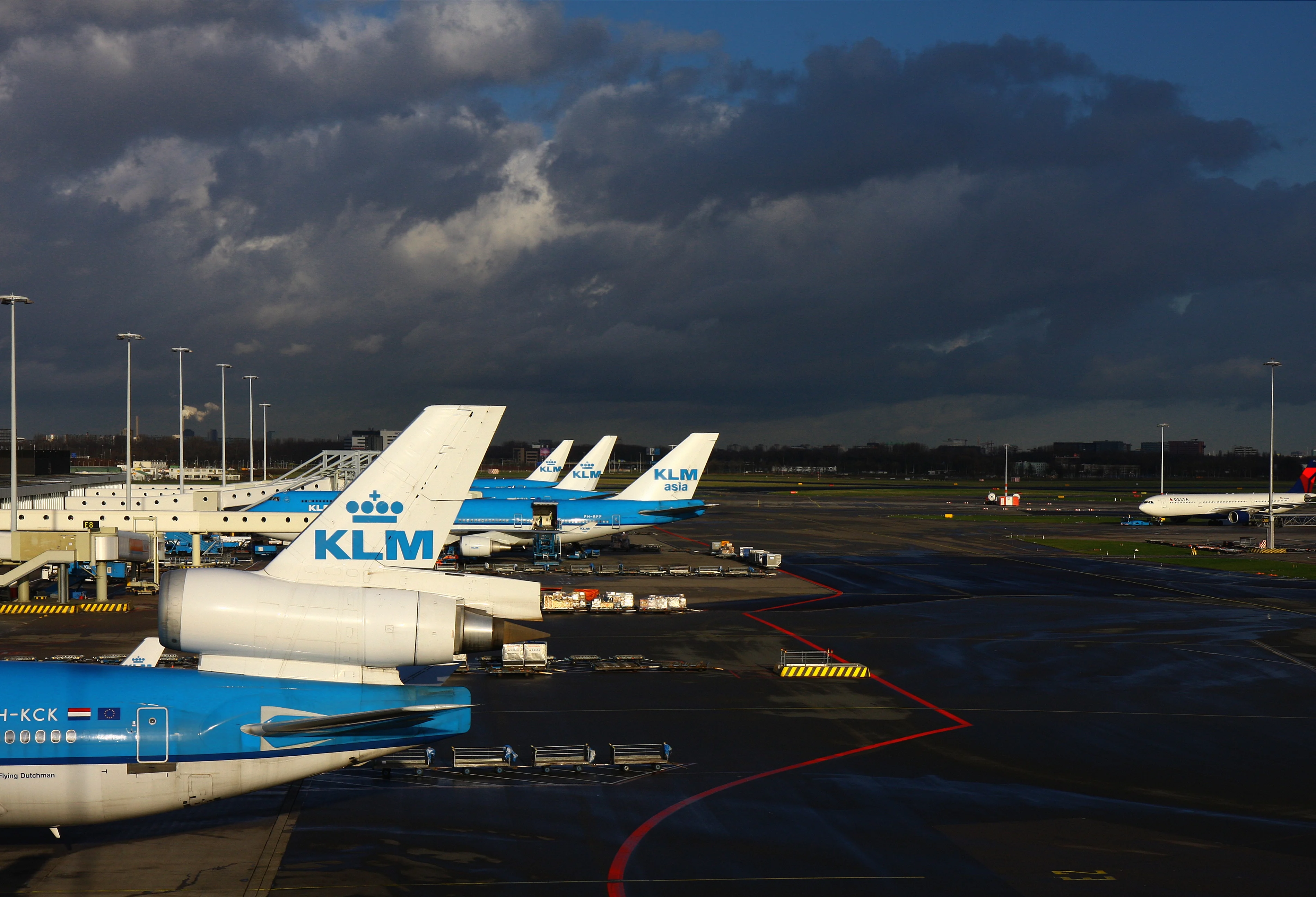 KLM schrapt tientallen vluchten om naderende storm 
