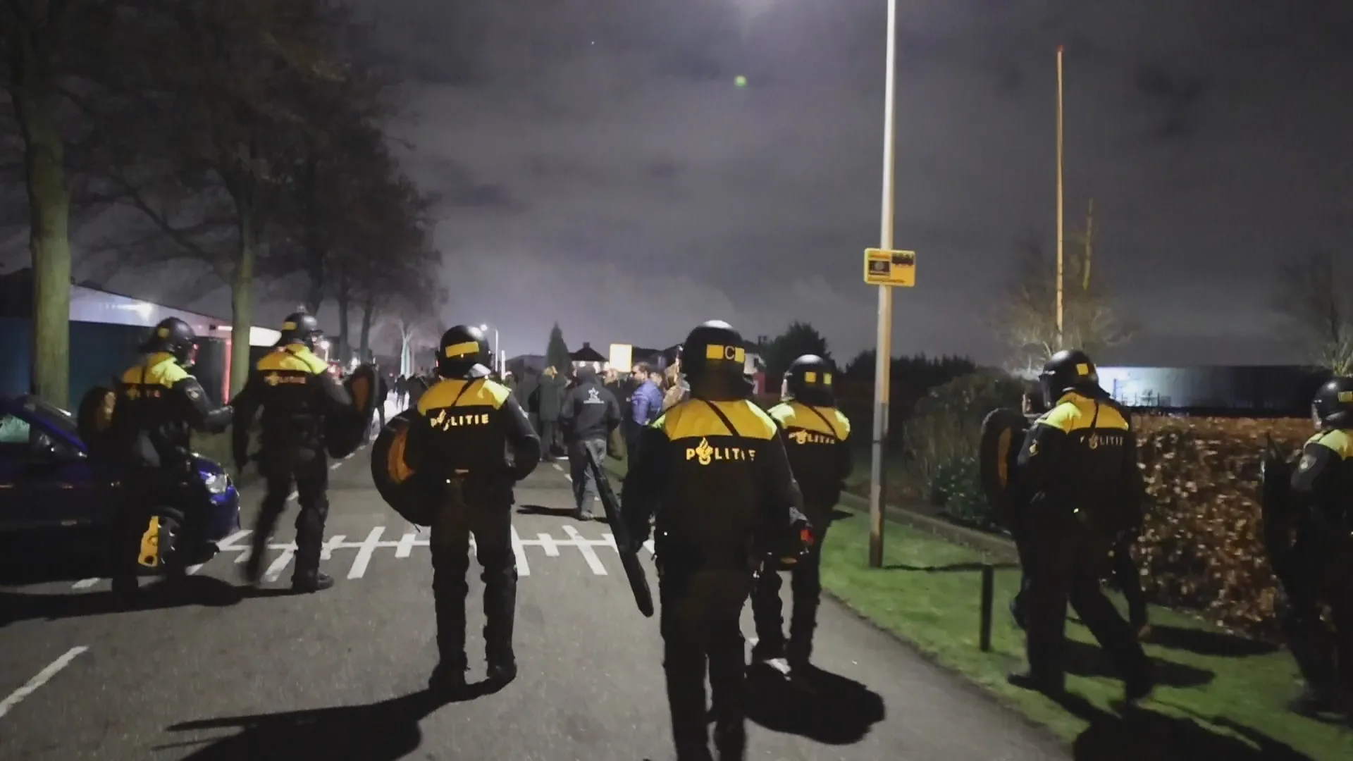 Brandweer bekogeld tijdens blussen brand in Westland, ME ingezet