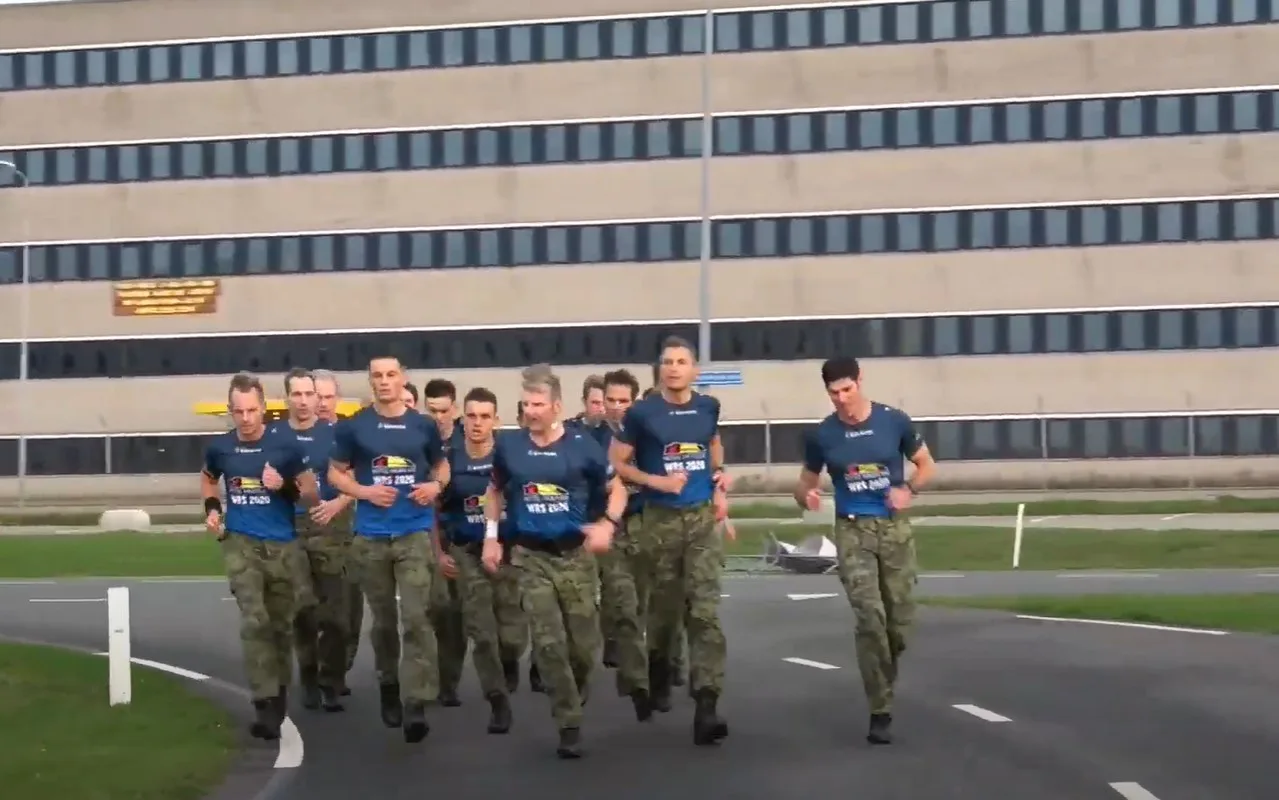 Korps Mariniers 'verpulvert' wereldrecord speedmarsen