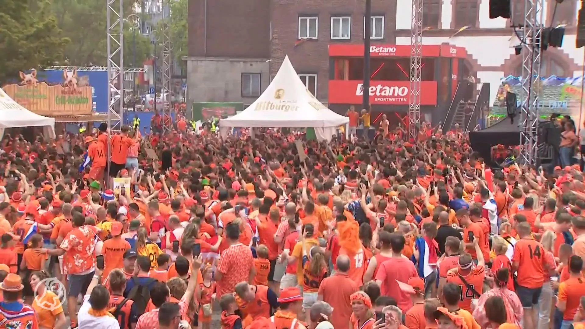 Massa Oranjefans hossen van links naar rechts op Snollebollekes