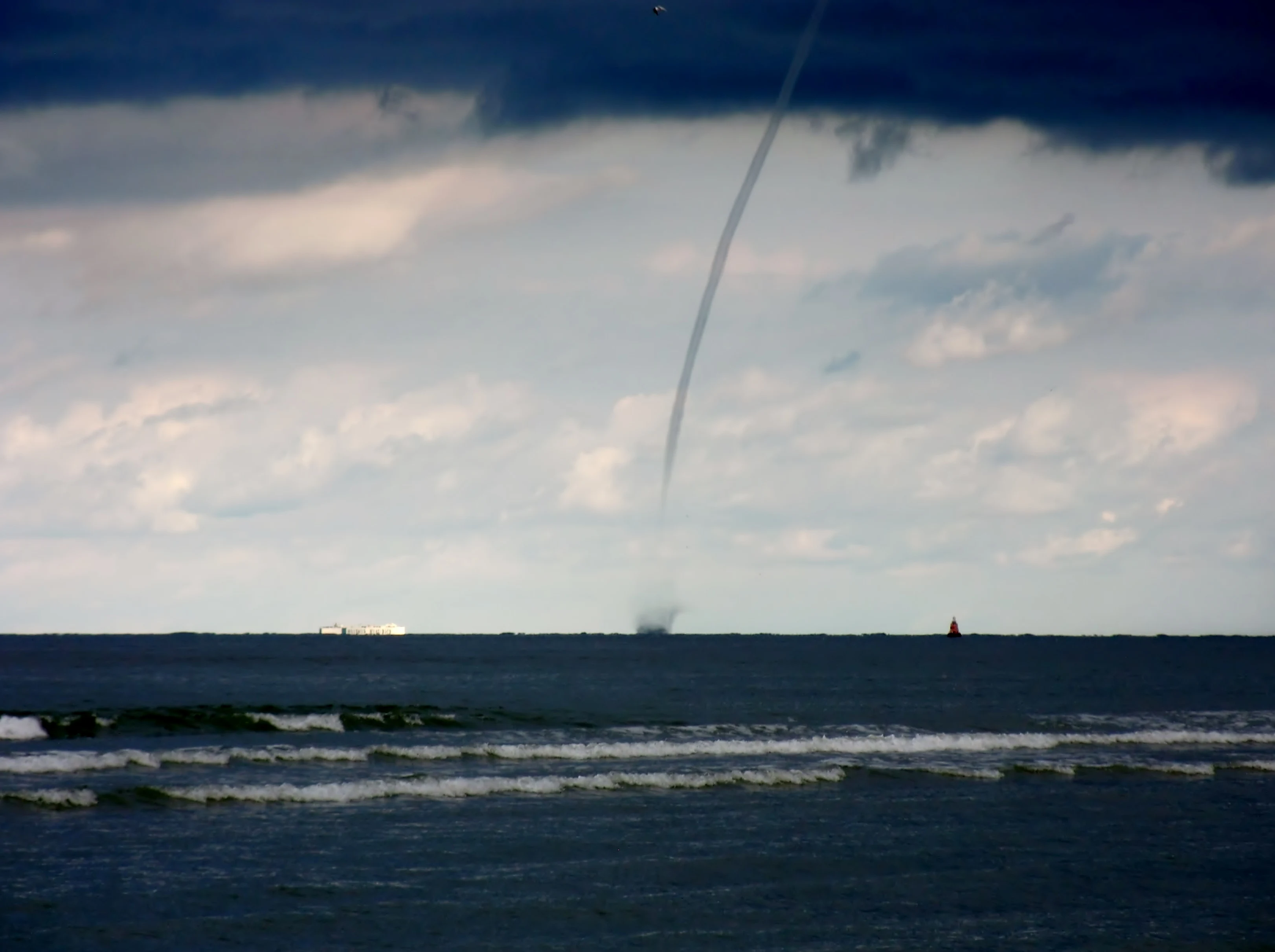 ZIEN: Gigantische waterhozen boven IJsselmeer