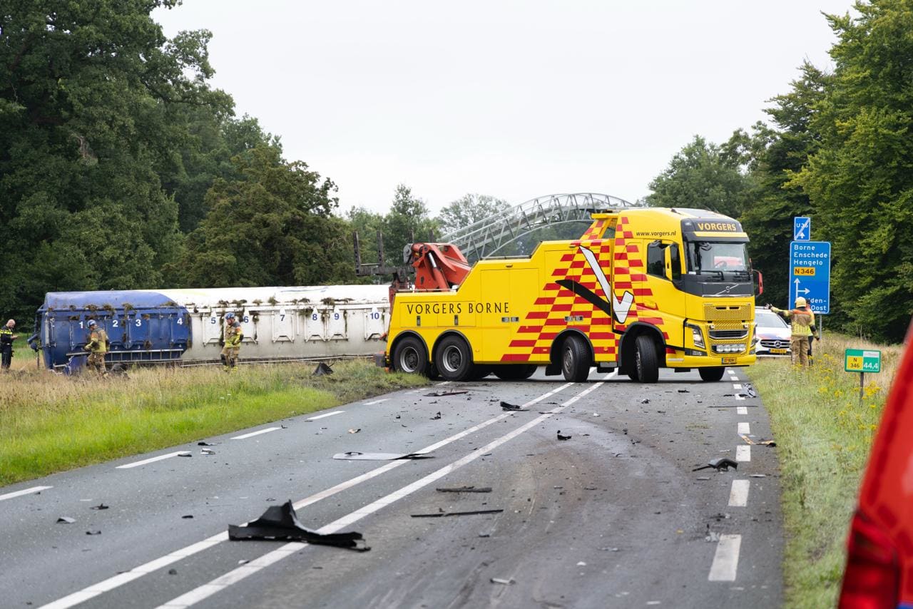 Vrachtwagen kantelt op auto bij Delden: automobilist (62) overleden