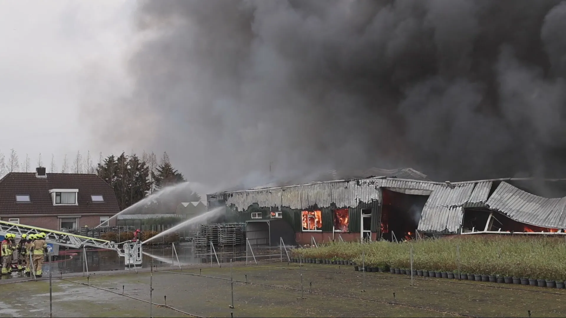 Zeer grote brand Hazerswoude-Dorp: treinverkeer stilgelegd en woningen ontruimd