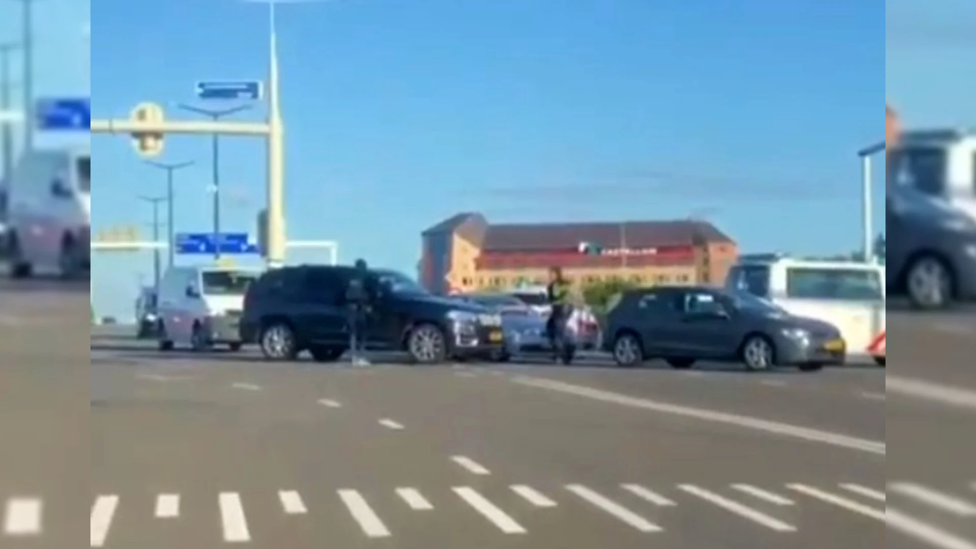 Ronny en Michiel worden omsingeld door politie bij aanhouding verdachten aanslag De Vries