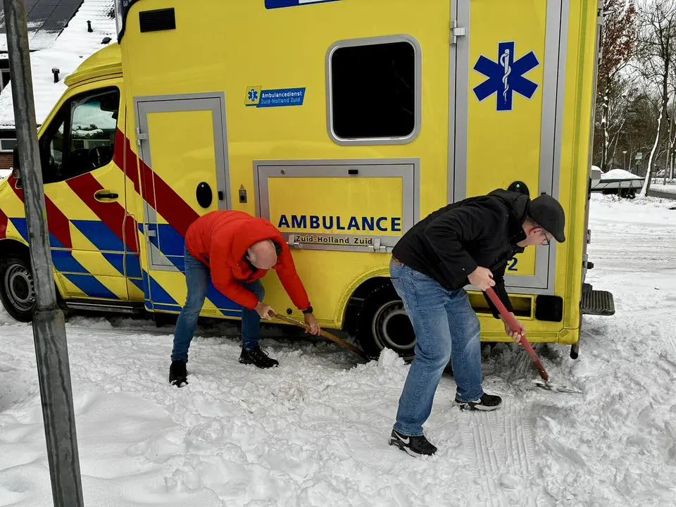 Ambulance vast in sneeuw: omstanders schieten massaal te hulp