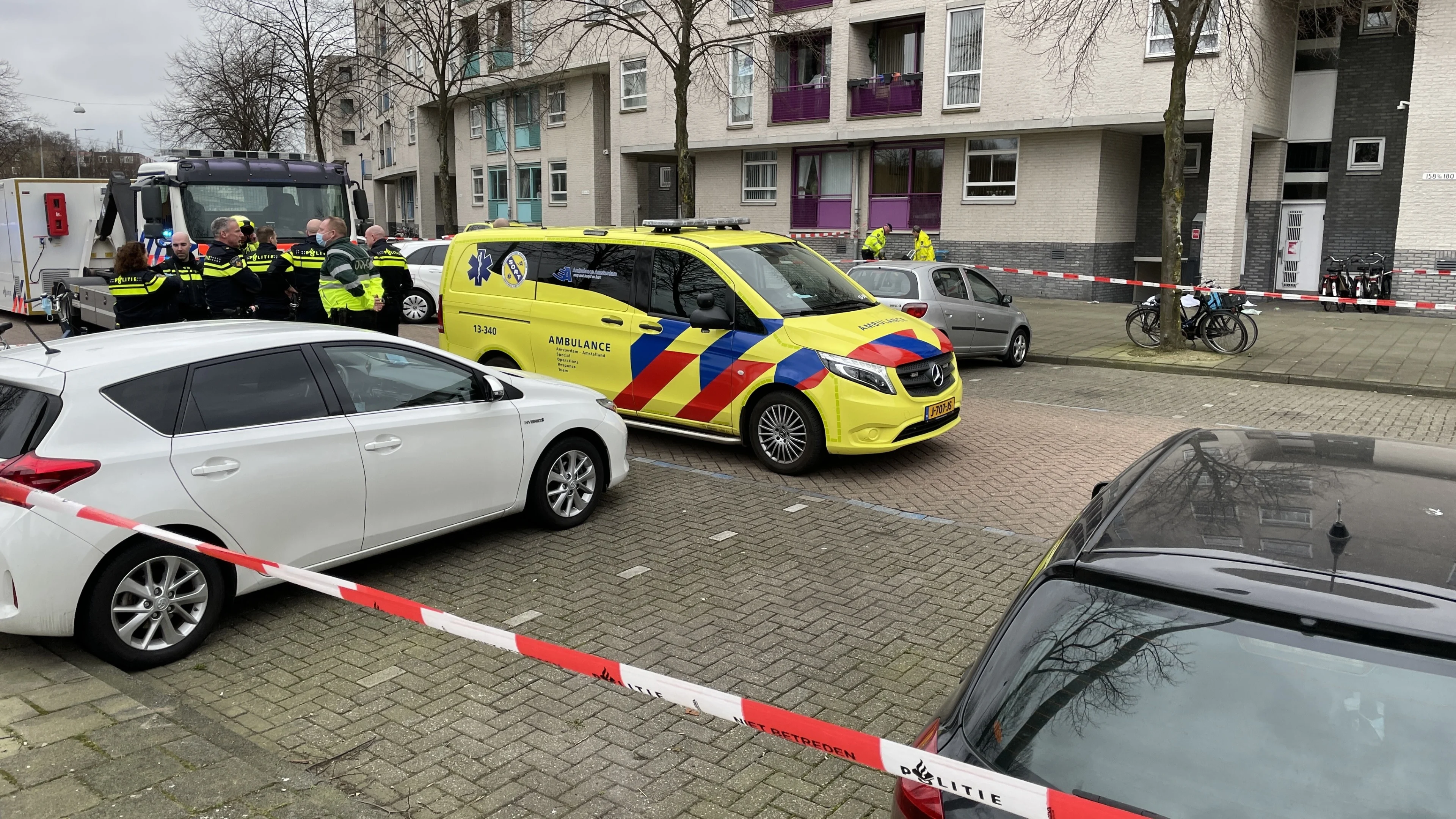 Man doodgeschoten in Amsterdam, politie start klopjacht op dader