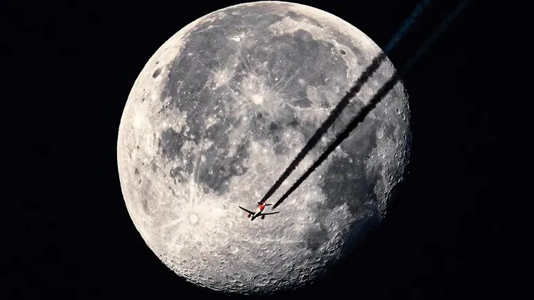 Uniek plaatje: Jeffrey legt vliegtuig haarscherp vast tegen hemelse achtergrond