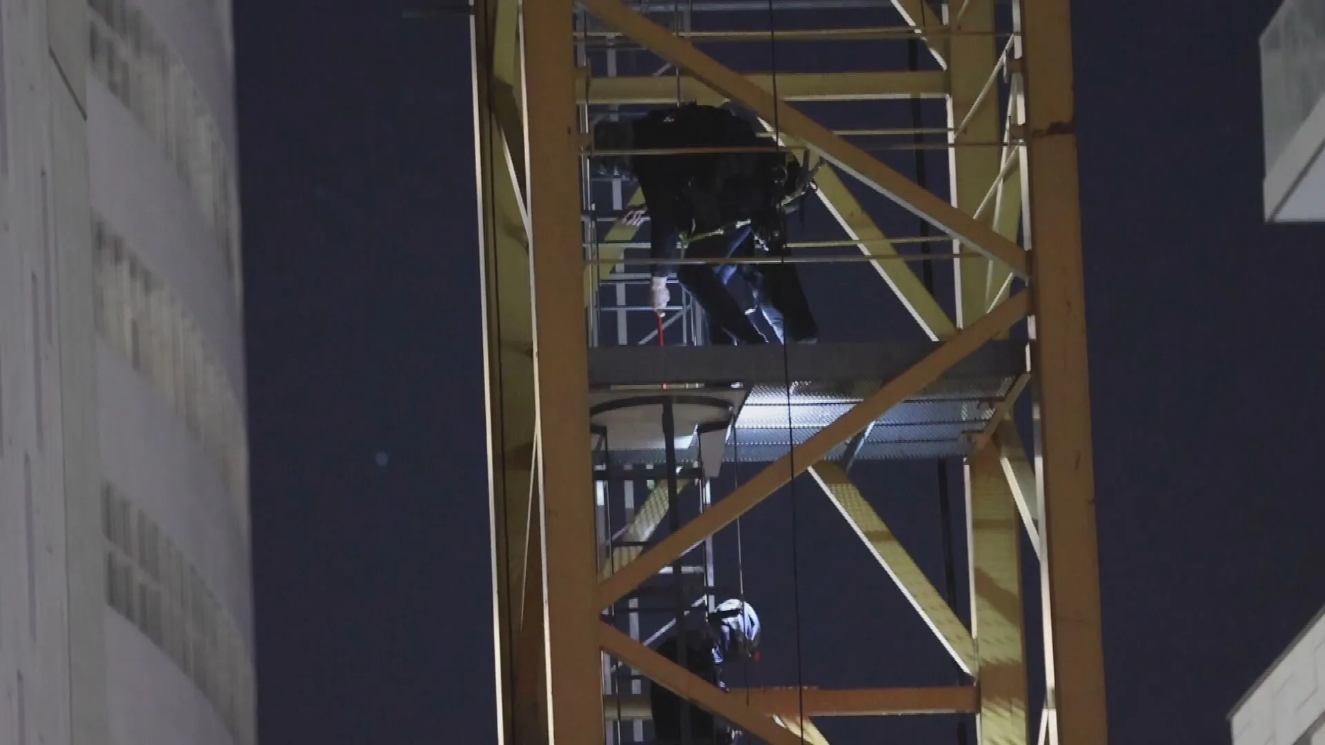 Verwarde man klimt vijftien meter omhoog in hijskraan Den Haag