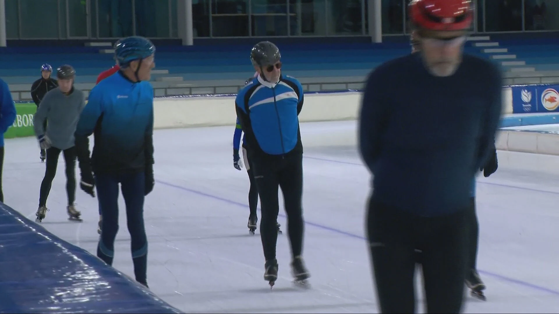 Schaatsen in Thialf mag alleen nog maar met helm: 'Als je op je hoofd valt is het einde verhaal'