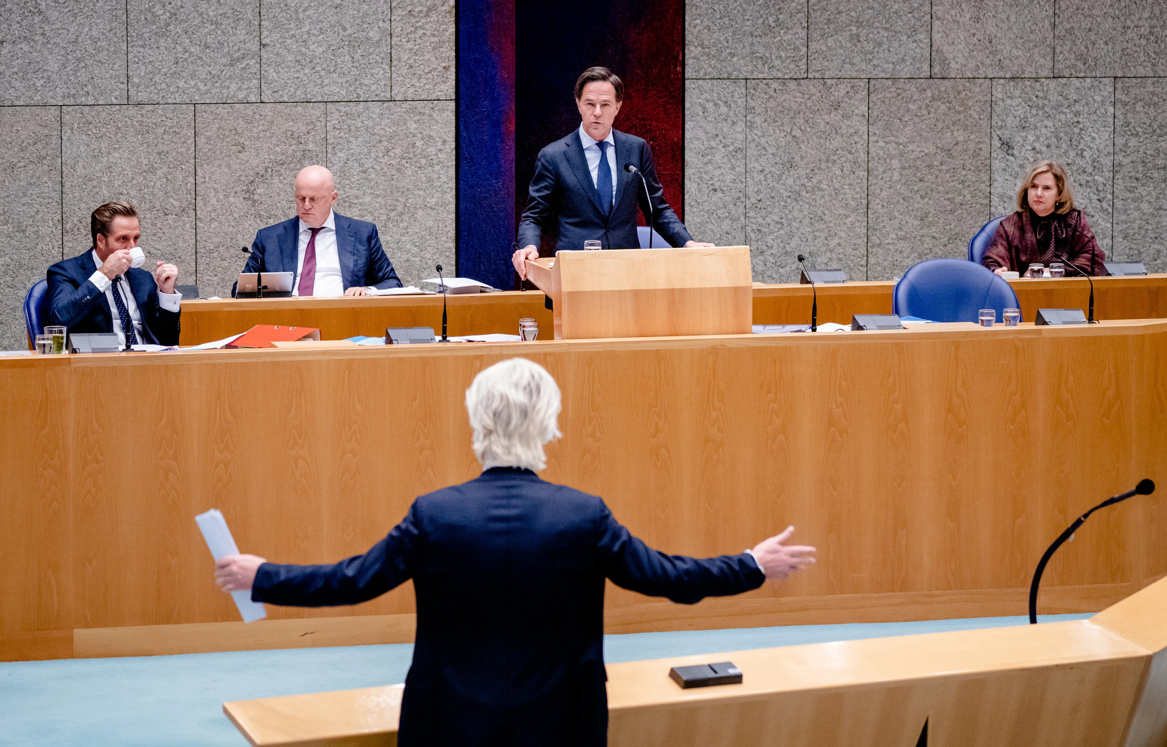 Rutte houdt vol: avondklok moet ingaan tussen 20.00 en 21.00