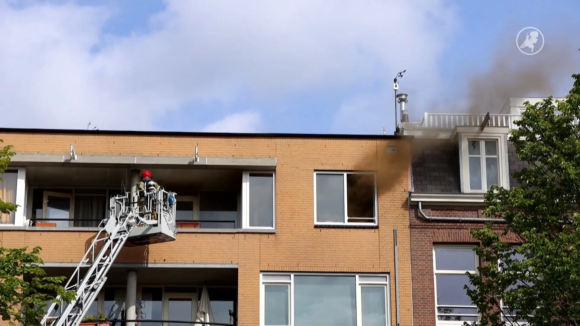 Fatale brand in Amsterdam: gewonde vrouw (47) verdacht van brandstichting